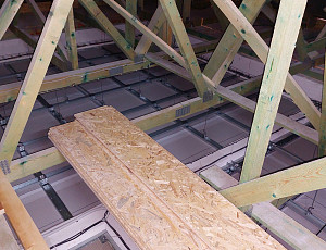 Zateplení stropu novostavby bungalovu s vazníkovou střešní konstrukcí